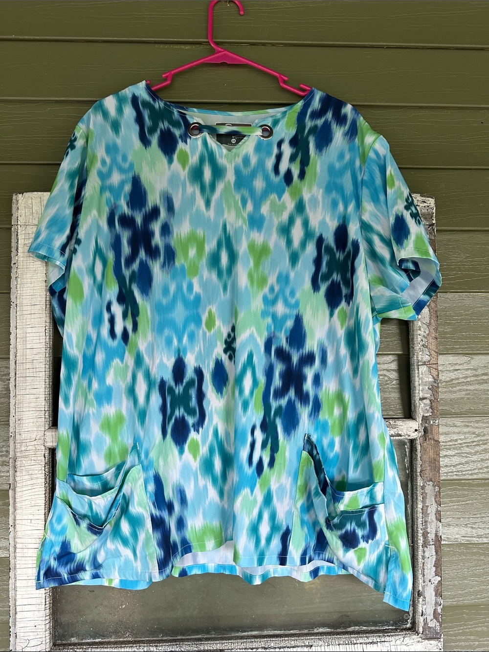 Blue & Green Printed Short-Sleeve Scrub Top with Grommet Neck
